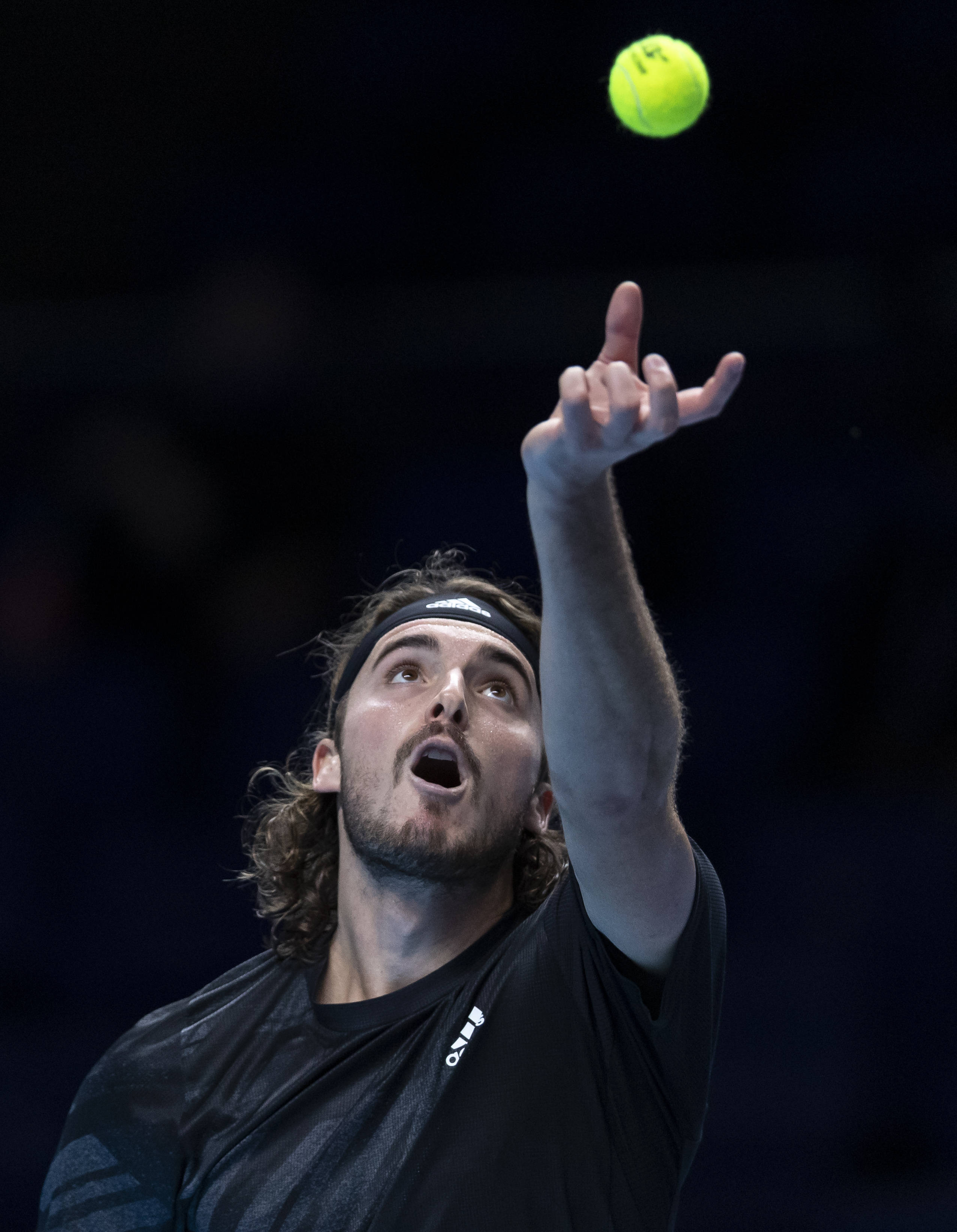 意大利网球队强势英国网球队,西西帕斯制霸全场 意大利网球队强势英国网球队,西西帕斯制霸全场