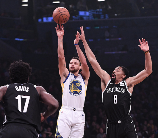 福建队横扫青岛队,库里统治全场 福建队横扫青岛队,库里统治全场