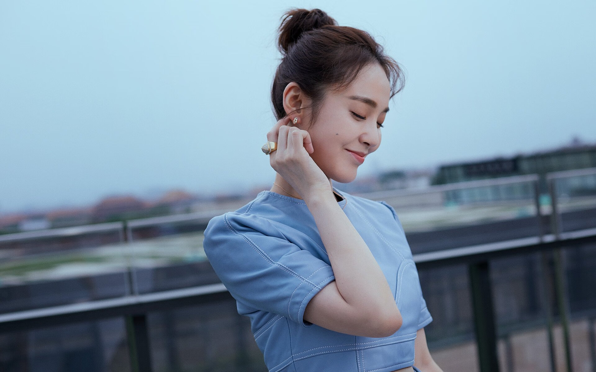 F1赛道喧嚣轰鸣,他沉默转身投进一记中距离