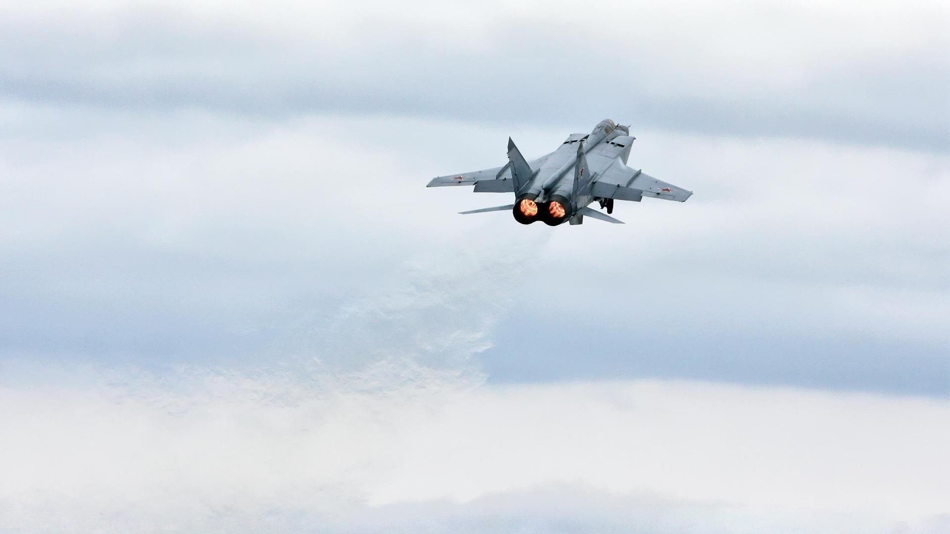 钢铁后盾，从安菲尔德的呐喊到伯纳乌的沉默守护者